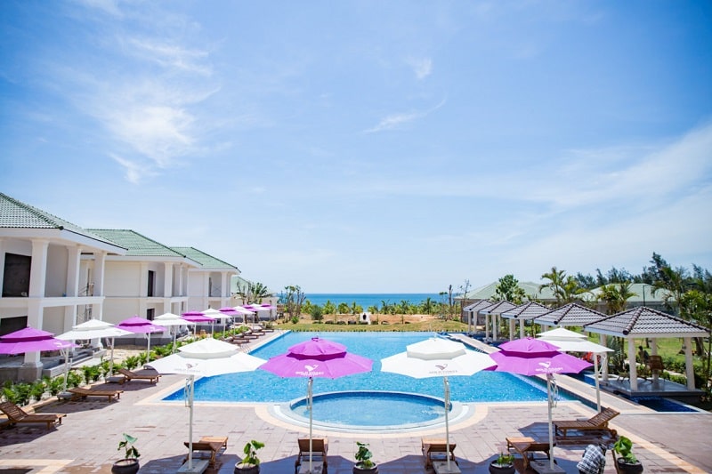 Gold Coast Hotel Resort & Spa nằm giữa biển Bảo Ninh và sông Nhật Lệ