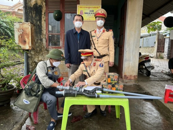 Phòng CSGT Công an tỉnh Quảng Bình tiếp tục vận động người dân giao nộp 3,6 kg pháo hoa nổ và 02 súng cồn tự chế