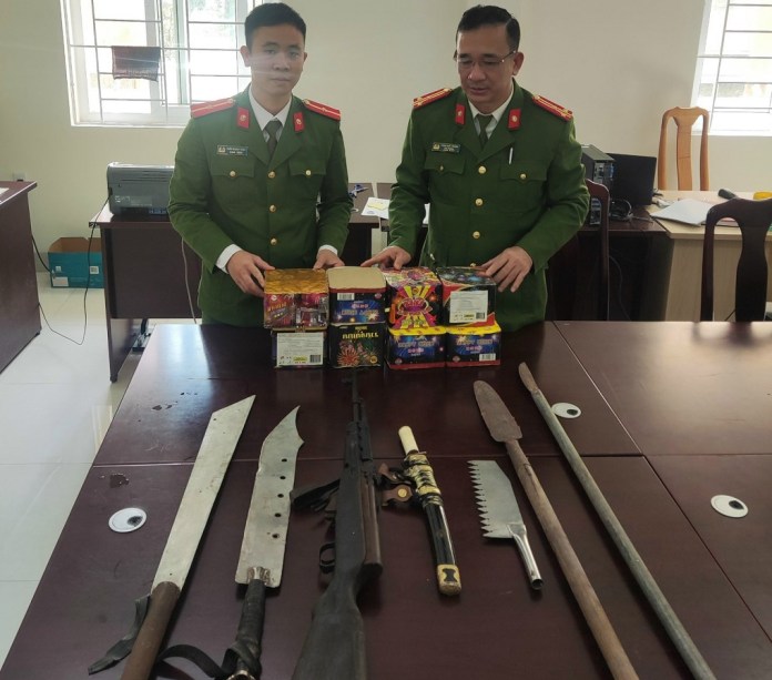Công an huyện Quảng Trạch vận động người dân giao nộp 01 súng quân dụng và 10kg pháo