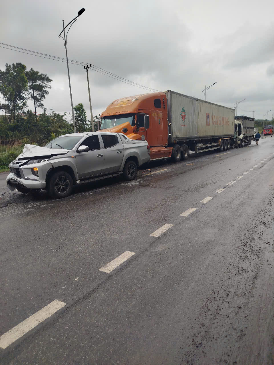 Tai nạn liên hoàn giữa 3 phương tiện tại đường tránh Đồng Hới
