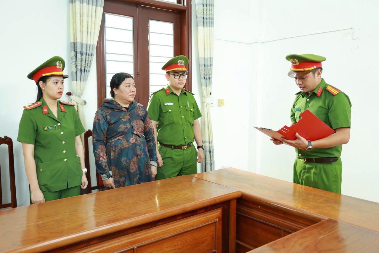 Bắt tạm giam người phụ nữ lừa đảo chiếm đoạt tài sản hơn 1 tỷ đồng