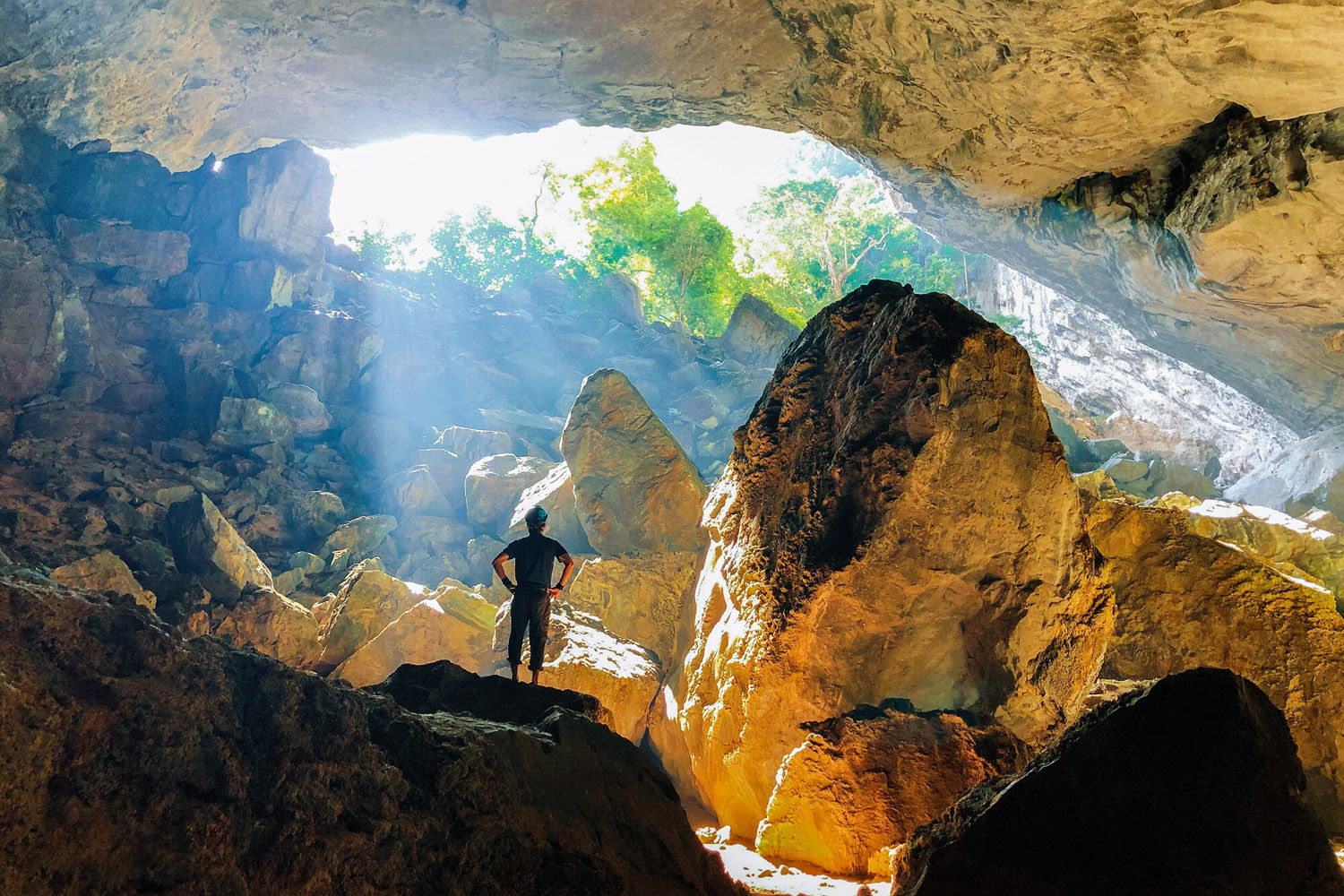 Thám hiểm rừng sâu hang Ba